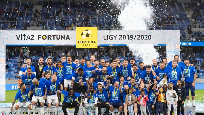 Sklamaní futbalisti Chelsea odchádzajú z ihriska po spackanom zápase.