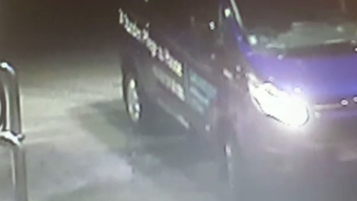 Snímka z videozáznamu bezpečnostnej kamery na benzínovej pumpe.