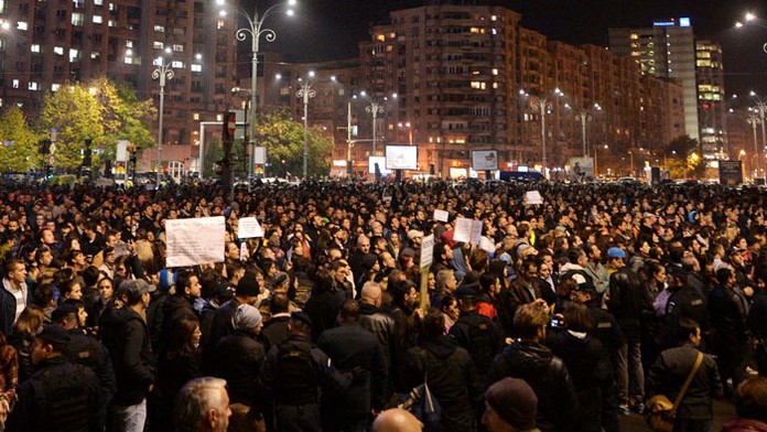 Ľudia protestovali v Bukurešti proti endemickej korupcii a vyzývali vládu na odstúpenie. 