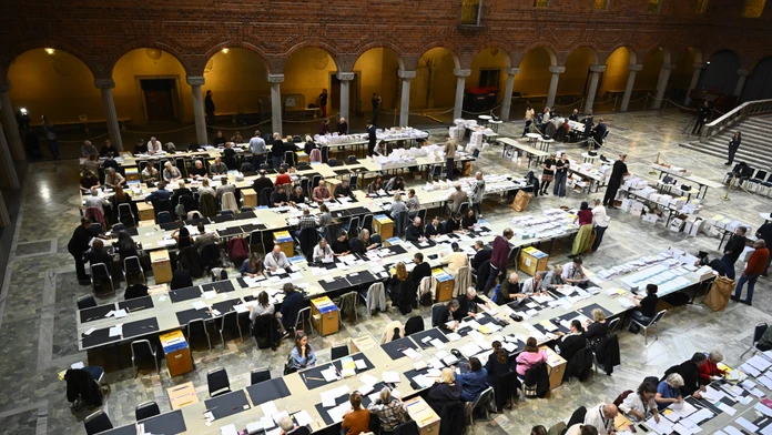 Vo Švédsku sa črtá nová vláda. Ľavicová opozícia bude mať v novom parlamente tesnú väčšinu