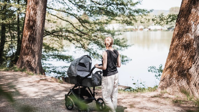 Nevlastný otec umučil na smrť dcéru, matka to ignorovala. S mŕtvym telom v kočíku chodili do krčmy