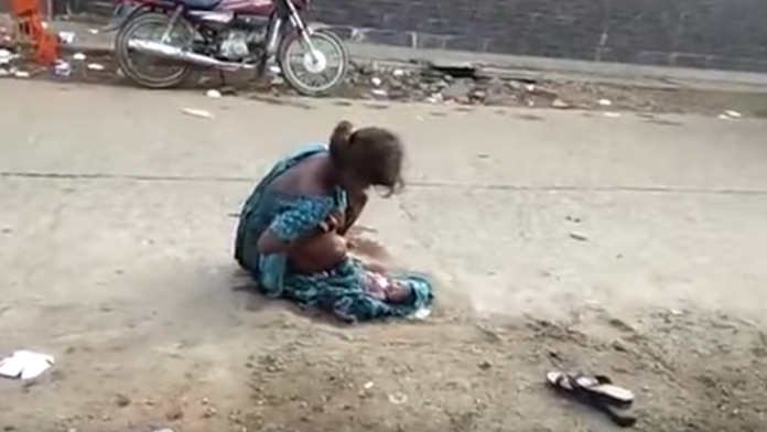 Tínedžerka porodila na ulici.