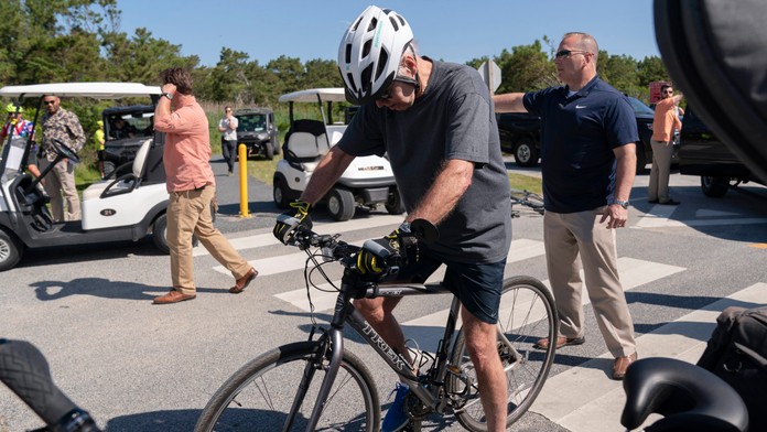 Joe Biden sa po páde postavil späť na bicykel.