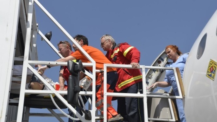 Mladého muža prepravila letka ministerstva vnútra.