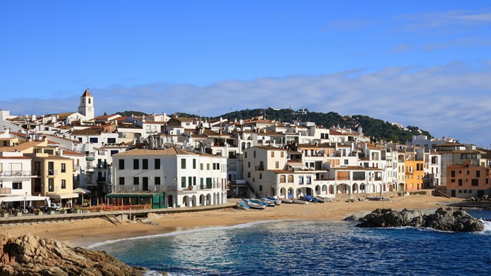 Mesto Calella na pobrežie Costa Brava.