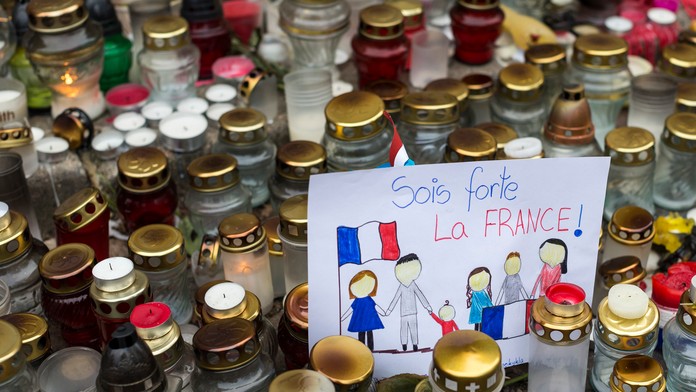 Ľudia z celého sveta súcitia s Parížom. 