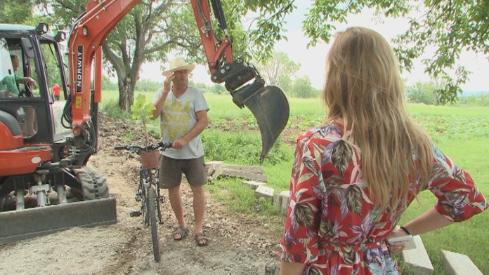 Obyvatelia pred panelákom.