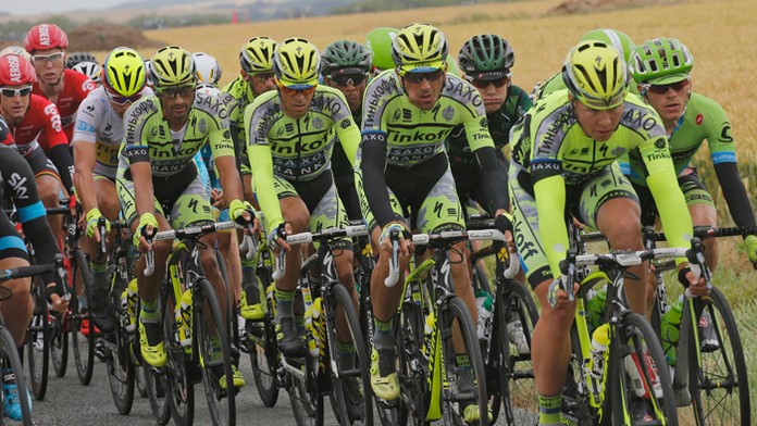 Tím Tinkoff Saxo s Albertom Contadorom (vľavo v strede), v pozadí Peter Sagan v bielom drese.