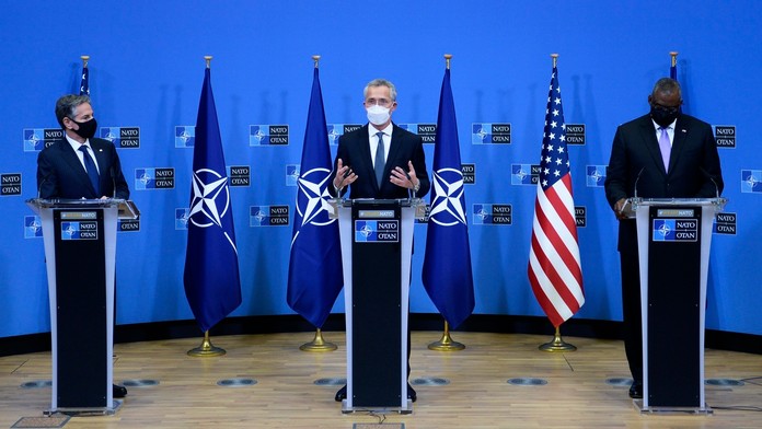 Americký minister zahraničných vecí Antony Blinken, generálny tajomník NATO Jens Stoltenberg a minister obrany USA Lloyd Austin.
