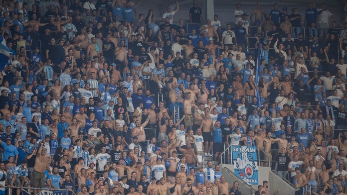VIDEO: Časť fanúšikov Slovana pískala počas minúty ticha za zosnulú kráľovnú pred zápasom EKL
