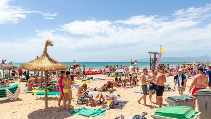 Tvrdý trest pre turistov: Ubudne až pätina ležadiel. Obyvateľom populárnej destinácie došla trpezlivosť