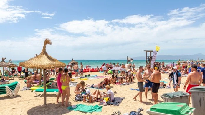 Tvrdý trest pre turistov: Ubudne až pätina ležadiel. Obyvateľom populárnej destinácie došla trpezlivosť