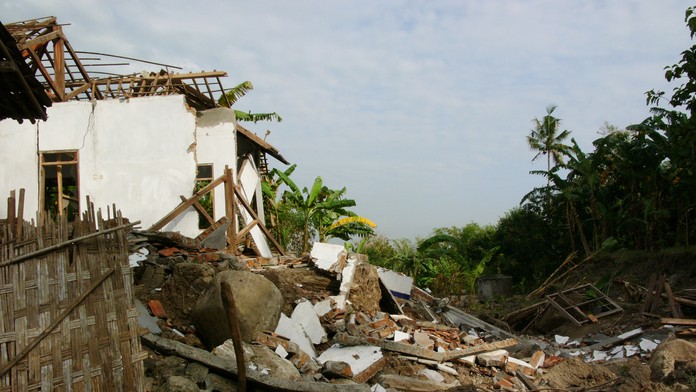 Následky zemetrasenia.