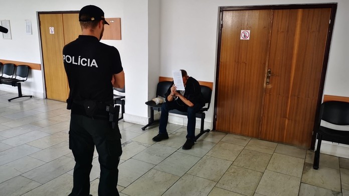 Pohádali sa, schytil na ňu nôž a tĺčik na mäso. Muž agresívne napadol svoju partnerku