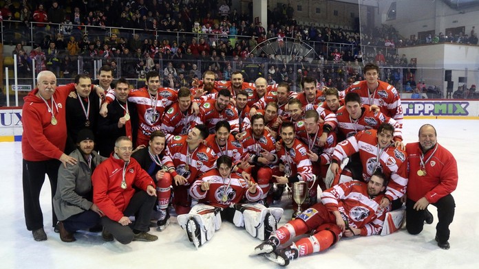 Na archívnej snímke hokejisti DVTK Jegesmedvék Miškovec.