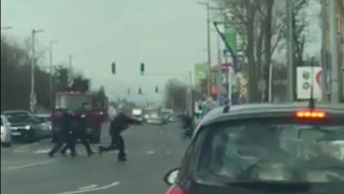 Zľava Brock Boeser, Ben Hutton, Adam Gaudette a Elias Pettersson z Vancouveru oslavujú gól proti Los Angeles.