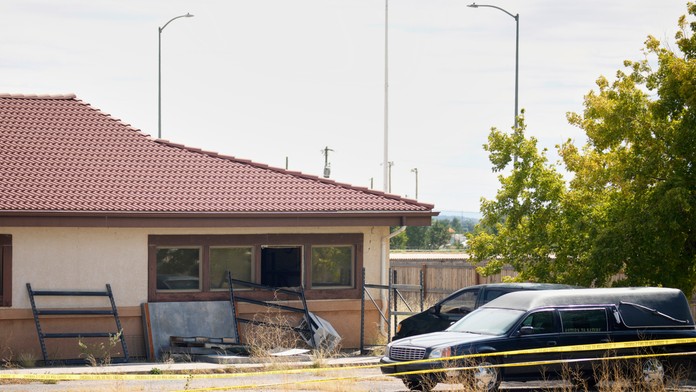 V opustenej budove uskladnil 200 rozkladajúcich tiel, pozostalým posielal falošný popol. Súd mu vymeral trest