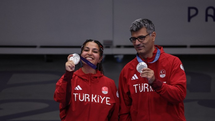 VIDEO: Turecký strelec na OH zaujal celý svet. Prišiel bez špeciálneho výstroja a získal striebro