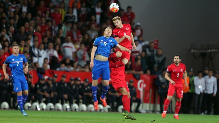 Islandský hráč Kolbeinn Sigthórsson (vľavo) a turecký hráč Serdar Aziz v kvalifikácii EURO 2016.