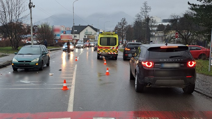 Vážna dopravná nehoda v Martine. Sanitka zrazila chodkyňu na priechode pre chodcov