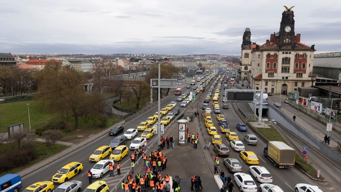 Časť pražských taxikárov zablokovala dnes tamojšiu magistrálu.