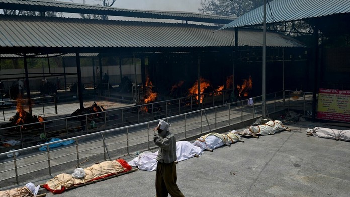 Obete v Indii nestíhajú spaľovať