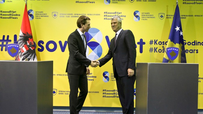Rakúsky šéf diplomacie Sebastian Kurz a kosovský prezident Hashim Thači.