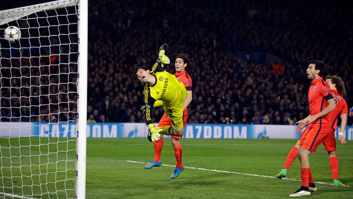 Brankár Thibaut Courtois (Chelsea) je prekonaný hlavičkou Thiaga Silvu (PSG) v predĺžení odvety osemfinále LM.