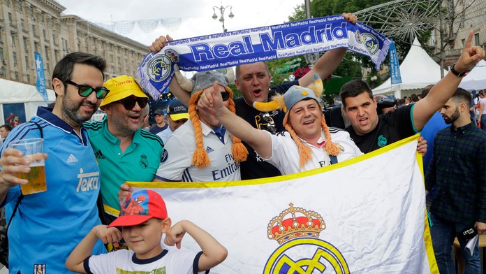 Fanúšikovia Realu Madrid sa zhromažďujú vo fan-zóne na ulici v Kyjeve