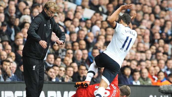 Tréner Liverpoolu Jürgen Klopp sa snaží uhnúť hráčom, dole zverenec Alberto Moreno, hore Erik Lamela (Tottenham)