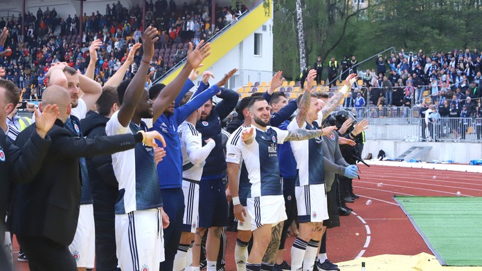 Kmotrík sľubuje pivo zdarma, Kucka dresy i prekvapenie. Slovan pozýva na majstrovské oslavy