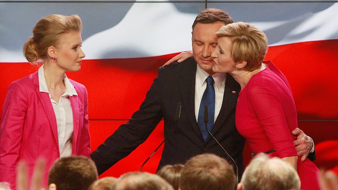 Kandidát opozičnej strany Právo a spravodlivosť Andrzej Duda dostáva bozk od manželky Agaty.