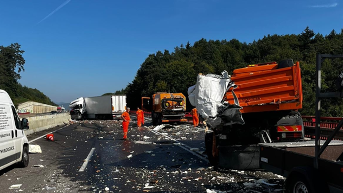 Kamión vpálil do cestárskeho auta na d1 pri Sverepci.