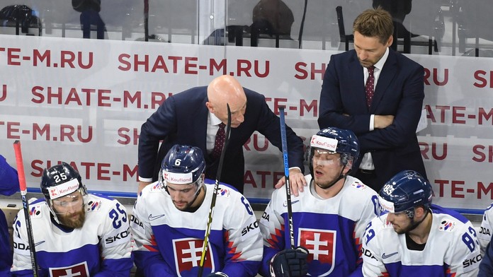 Zľava Marek Hovorka, Lukáš Cingel, Marcel Haščák a Martin Bakoš počúvajú pokyny kouča slovenskej reprezentácie Craiga Ramsayho v