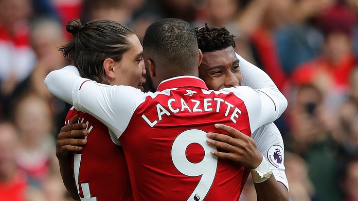 Policajti hliadkujú pred železničnou stanicou v juhofrancúzskom meste Marseille.