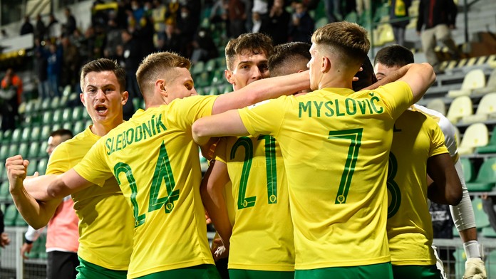 Smutní hráči Slovenska po prehre 3:7 v zápase s Českom na MS 2021.