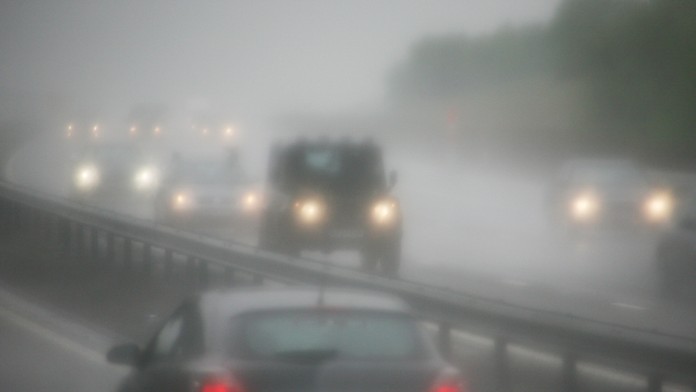 Hmla na ceste- ilustračná snímka. 