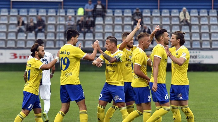 Na snímke hráči MFK Zemplín Michalovce oslavujú gól