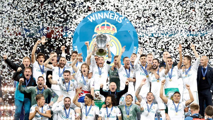 Sergio Ramos zdvíha trofej nad spoluhráčmi z Realu.