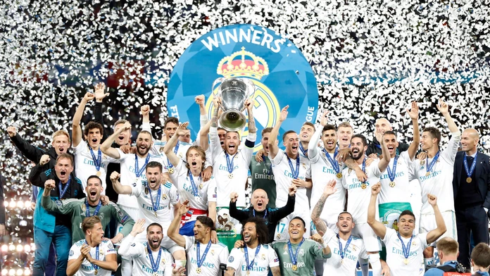 Sergio Ramos zdvíha trofej nad spoluhráčmi z Realu.