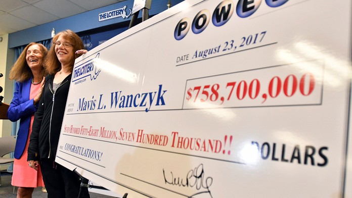 Mavis L. Wanczyková so šekom na rozprávkovú výhru Powerball.