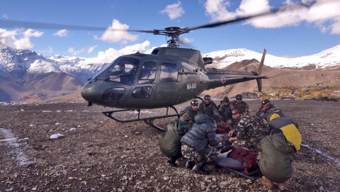 Na snímke príslušníci nepálskej armády pripravujú zachránených turistov na transport v Thoron La pass pod masívom Dhaulágirí.