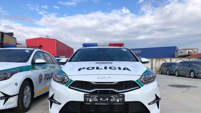 FOTO: Policajti sa pýšia novými autami. Prečo ich stále zdobí starý dizajn?