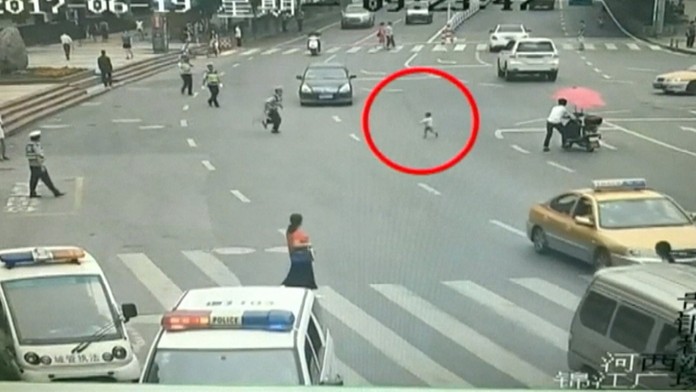 Policajt zachránil dieťa.