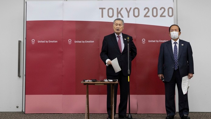 Prezident organizačného výboru OH Tokio 2020 Joširo Mori (vľavo) a výkonný riaditeľ Toširo Muto.