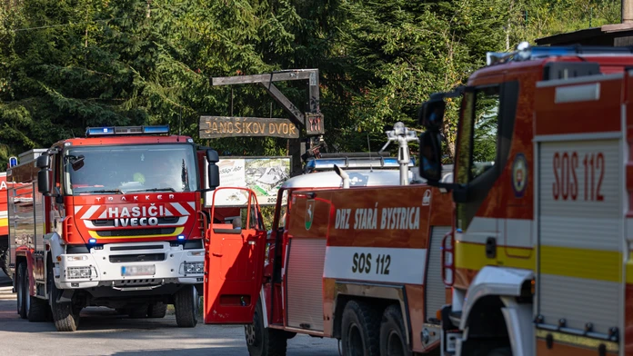 Veľký požiar v okrese Trnava. V areáli družstva zasahujú hasiči