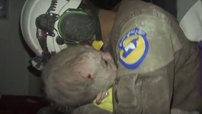 Záchranár sa rozplakala potom, ako v troskách zbombardovaného domu našiel bábätko