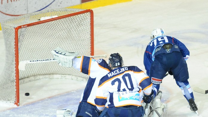 Petr Stloukal z Nitry dáva prvý gól v 39. kole hokejovej Tipsport Ligy medzi HK Nitra a HC Košice 15. januára 2016 v Nitre.