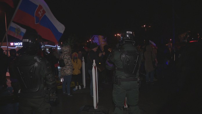 Konvoj americkej armády vstúpil na územie Slovenska, na hraniciach ho čakala skupina protestujúcich ľudí