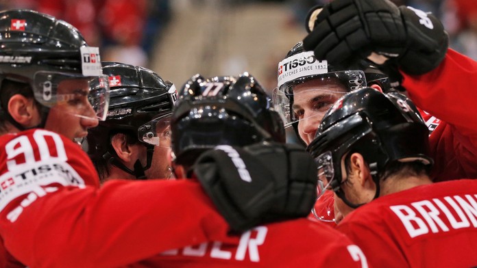 Švajčiarski hokejisti sa radujú z gólu na majstrovstvách sveta v ľadovom hokeji v zápase B-skupiny proti Kazachstanu